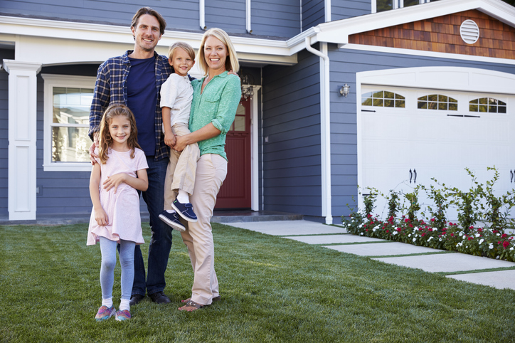 family-outside-home-with-home-security-system-from-guardian-alarm